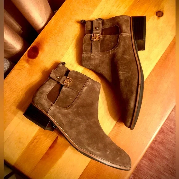 SOLD🔴 TOMMY Hilfiger brown or tan genuine leather (suede) booties size 9.5 - Picture 10 of 12
